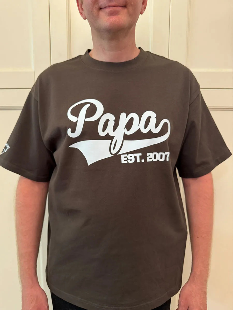 Sudadera/sudadera con capucha/camiseta personalizada de papá EST con nombre de familia en la manga